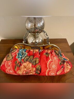 Vintage Red Floral Beaded Tortoise-Shell Frame Handbag